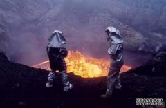 无人机航拍喷涌岩浆的火山口，这样的画面你看