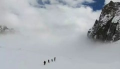 在登上海拔5600米的雀儿山航拍后，她说下一站是